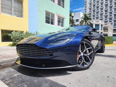 Miami Beach, Florida USA - 8 Haziran 2024 Aston Martin DB11 Volante Miami Beach Ocean Drive 'da. Aston Martin lüks İngiliz arabası