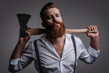 Erkeksi adam. Baltası gri renkte olan sakallı bir adamın erkekliği. Sakallı ve bıyıklı, beyaz, vahşi bir adam. Erkeksi enerji. Retro tarzı. Yakışıklı ve karizmatik. Sakal bakımı..