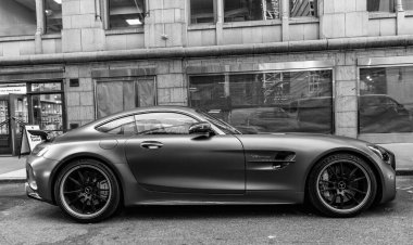 New York City, ABD - 09 Ağustos 2023: Mercedes Benz AMG GT 2018 süper araba, yan görüş.