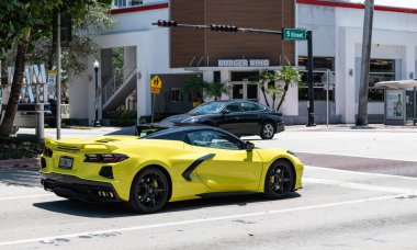 Miami Beach, Florida USA - 9 Haziran 2024: Chevy Corvette 3LT Miami Beach 'te. Kireç sarısı Chevy Corvette 3LT