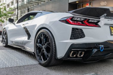 New York, ABD - 26 Mayıs 2024 Chevrolet Corvette Z06 spor arabası. Chevrolet Corvette Z06 'nın spor arabası. Lüks spor arabası Chevrolet Corvette Z06 dışarıda park halinde. Chevrolet Corvette Z06, nadir bir manzara..