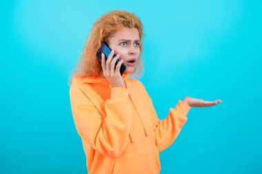 Kız çağrıya cevap verdi. İletişim. Akıllı telefondan konuşan bir kadın var. Milenyum kadınları sohbet eder. Akıllı telefondan kız kıza konuşuyoruz. Telefon var. Mobil iletişim. Müşteri hizmetleri çağrısı.