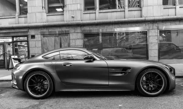 New York City, ABD - 09 Ağustos 2023: Mercedes Benz AMG GT 2018 süper araba, yan görüş.