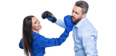 İş ortakları boks eldivenleriyle dövüşüyor. Öfke kontrolü. İş adamlarıyla iş kavgası. İş adamları birbirlerine karşı savaşırlar. İş kavgası. kurumsal ofis toplantısı.