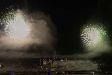 New York Manhattan havai fişekleri arifesinde. Manhattan 'da havai fişekler. New York 4 Temmuz Havai fişekleri. Flashing Fireworks ile New York City Skyline Manhattan. Bağımsızlık Günü