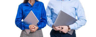 Çevik iş. Uzaktan kumandalı. Patron ve çalışanı dizüstü bilgisayar kullanıyor. Beyazlar üzerinde izole iş adamları. Uzaktan kumanda devrede. Meşgul iş arkadaşları. Pazarlama araçları.