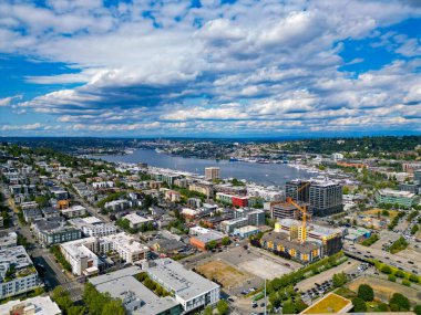 Amerikan modern Seattle bölgesi. Metropolis şehir manzarasının mimarisiyim. Seattle manzarasının havadan görünüşü. Uzay iğnesinin hava manzarası. Panorama Havalimanı Seattle şehir manzarası. Washington, ABD.