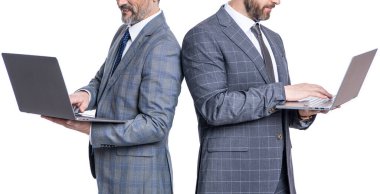 İş çevrimiçi. Dizüstü bilgisayarda çalışan serbest çalışan adamlar. Dizüstü bilgisayarı olan iş adamları beyazda izole edilmiş. Uzaktan kumanda. İşadamları e-postayı kontrol ediyor. İşadamları merkez büroda serbest çalışıyor. Uzak iletişim.