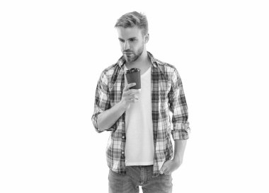 Kafkasyalı adam stüdyoda kahve tutuyor. Kafkasyalı bir adamın kahveli fotoğrafı. Beyaz kahve içen beyaz tenli bir adam. Arka planda kahve olan beyaz bir adam..