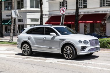 Miami Beach, Florida USA - 5 Haziran 2024 Bentley Bentayga Miami Beach Ocean Drive Street 'te.