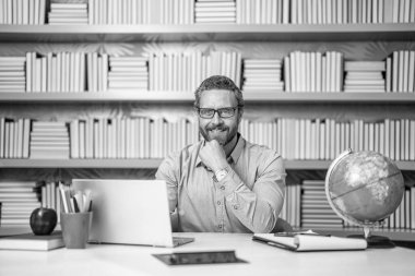 Online özel ders. Okulda çevrimiçi sınıf. Okul sınıfında online eğitim. Öğretmenim sınıfta. Online eğitim. Öğretmenler günü. Sınıfta üniversite öğretmeni. Bilgi ediniliyor.