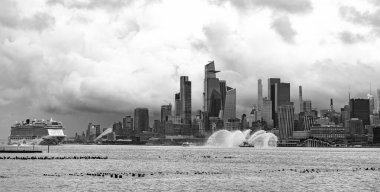 New York, ABD - 11 Temmuz 2023: New York 'ta Manhattan' ın yanında Norveçli Neşe Yelkenlisi yolcu gemisi. New York Manhattan 'ın Skyline' ı Hudson Nehri yolcu gemisi NCL 'de seyrediyor..