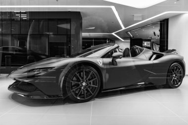 New York City, ABD - 09 Ağustos 2023: Ferrari SF90 Stradale Supercar spor arabası sergi salonunda, alçak manzara.