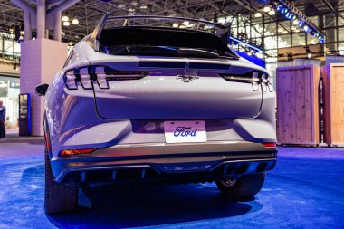 New York City, ABD - 27 Mart 2024: Ford Mustang Mach-E SUV elektrikli araç New York Uluslararası Otomobil Fuarı, arka görüş.