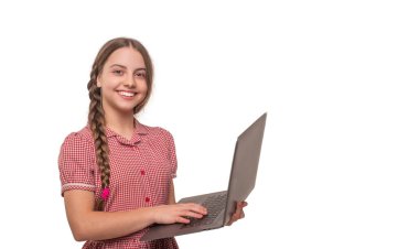 Video dersindeki öğrenci. Genç kız blog iletişimi için dizüstü bilgisayar kullanıyor. Çevrimiçi eğitimde giyin. Okula dönelim. İnternette çalış. İnternetten okul eğitimi. Bilgisayarda okul blogu yazıyorum. Pankart.