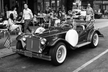 New York City, ABD - 30 Haziran 2023: Excalibur Serisi III phaeton klasik araba ön görüntüsü park edilmiş.