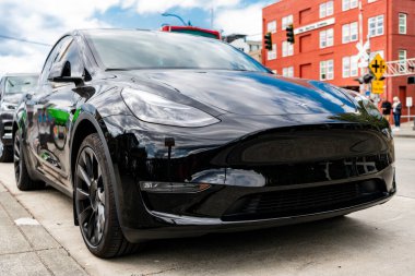 Seattle, ABD - 26 Temmuz 2024: 2020 Tesla Model Y SUV elektrikli çapraz araba dışarıda park edilmiş, köşe manzaralı. Sokakta Tesla Y var. Tesla Y. Tesla bayiliğinin lüks elektrikli arabası..
