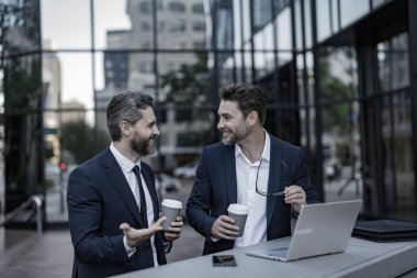 Yatırım planlama. İş adamları. Borsa ticareti. İşadamları çevrimiçi ticaret yapıyor. Araştırma ve finans. İşadamı yatırımcılar dizüstü bilgisayarla borsa ticaretini inceliyor. İş ekibi.