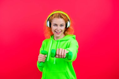 Güçlü sporcu bir kadın. Kadınlar spor antrenmanlarını pembenin üzerinde izole ederler. Dambılı atlet kız. Spor ve spor. Spor salonu. Dambılı kadın eğitimi. Antrenman kızı. Kişisel antrenör.