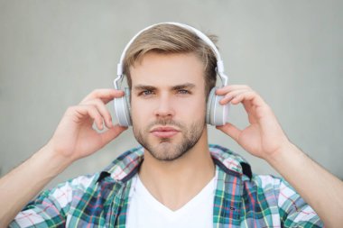 Modern yaşam tarzı. Öğrenci hayatı. Kulaklıkla müzik dinle. Milenyum kuşağı sesi dinler. Müzik aşığı yaşam tarzı. Rahatlatıcı melodiler. Milenyum adamı açık havada müzik dinler. İlham alıyorum..