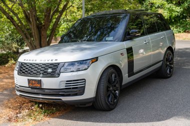 Seattle, WA, ABD - 3 Temmuz 2024: 2019 Land Rover Range Rover Superşarjlı LWB. Ve 4wd v8 SUV kesişmesi
