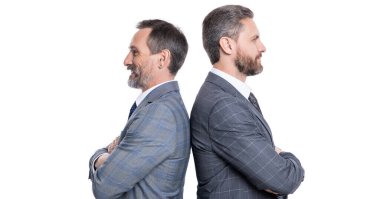 Takım elbiseli iş adamı. İş dünyasının başarılı adamı beyazları soyutladı. Başarılı bir ortaklık. İş ekibi başarısı. İş adamı başarısı reklamı. Finansal başarılı anlaşma.