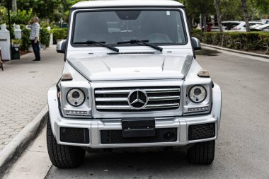 Miami Beach, Florida USA - 10 Haziran 2024 Mercedes G55 AMG V8 Kompressor. Mercedes benz white gelentwagen G55 AMG V8 Kompressor Miami sahilinde. ön görünüm