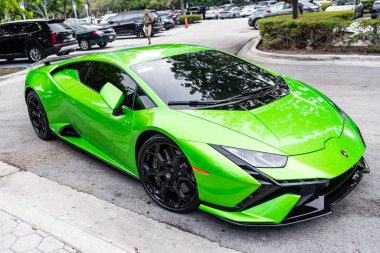 Miami Beach, Florida USA - 9 Haziran 2024 Lamborghini Huracan Tecnica Green Miami plajında. Lamborghini lüks bir İtalyan otomobil üreticisi.