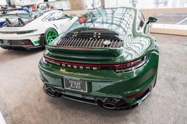 New York, ABD - 27 Mart 2024: Porsche 911 Sport Classic retro car. Yeşil renkli Porsche 911 Spor Klasik araba. New York Uluslararası Otomobil Fuarı 'nda klasik Porsche 911 Spor İzi..