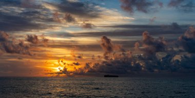 Okyanus sahilinde gün doğumu. Yaz tatilinde gün batımı deniz manzarası. Deniz kıyısında gün doğumu. Gün batımında deniz manzarası sakin. Deniz manzarasında romantik bir yaz tatili. Dramatik gün batımı manzarası.