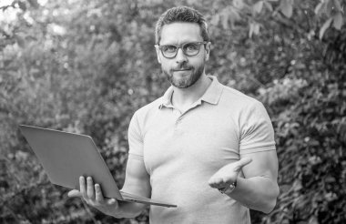 Programcı hatta. Programcı açık havada. Bilgisayarda çalışan programcı. Bilgisayarda programcının fotoğrafı..