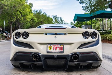 Miami Beach, Florida USA - 9 Haziran 2024 Ferrari 488 GTB Miami plajında. Beyaz Ferrari 488 GTB özel Ferrari araba modelidir