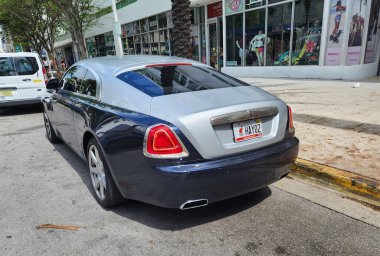 Miami Beach, Florida USA - 8 Haziran 2024: 2014 Rolls-Royce Wraith lüks arabası Miami Beach 'te. Rolls Royce, İngiliz lüks araba markası.