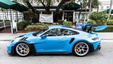 Miami Beach, Florida USA - 9 Haziran 2024: Porsche 911 GT3 Miami plajında. Mavi Porsche 911 GT3