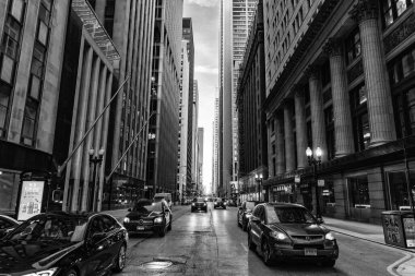 Chicago, ABD - 28 Nisan 2023: Chicago Illinois 'de her iki tarafında klasik gökdelen binaları olan bir sokak.