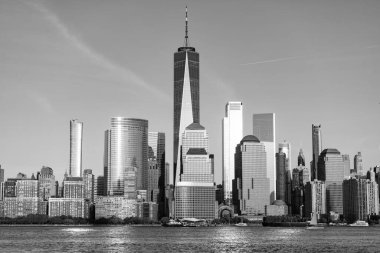Manhattan şehir merkezi ve Hudson nehri gün batımında. Metropolitan şehri. Büyük şehir manzarası. New York şehir merkezi. Manhattan silueti. New York şehri. New York 'un gökdelen binası. Kentsel mimari.