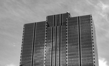 Camsı yüzlü bir gökdelen. Modern cam bina. Metropolis City 'de bir gökdelen. Şehir merkezinde gökdelenli bir şehir. İş yerindeki ofis binası. Gökdelen mimarisi. modern şehir.