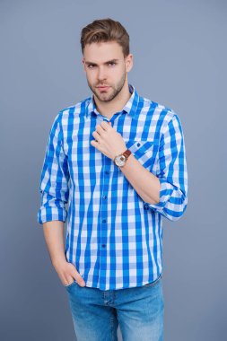 Adamın şık bir saç kesimi var. Moda saç stili olan bir adam. Sıradan bir erkek portresi. Milenyum portresi. Genç milenyum adamı Griler 'de izole edilmiş. Şık bir erkek portresi. Sıradan bir erkek stili..