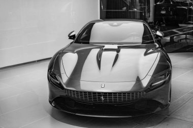 New York, ABD - 09 Ağustos 2023: Ferrari Roma 2021 spor otomobili galeride, ön manzara.