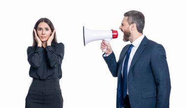 İş adamının terfi konusunda ortağıyla anlaşmazlığı var. İş adamı anlaşmazlığı çözüyor. Büyük bir sorun. İş çatışması. Hoparlörden işçiye bağıran işadamı beyazdan izole edilmiş..