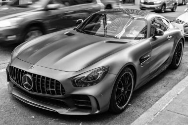 New York City, ABD - 09 Ağustos 2023: Mercedes Benz AMG GT 2018 spor araba, köşe görüş.
