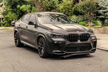 New York City, ABD - 26 Ağustos 2023: BMW X6 SUV kavşağı, köşe görüş.