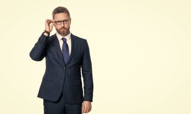 Başarılı bir iş adamı beyazdan soyutlanmış. İşadamı mesleği. İş CEO 'su portresi. Başarılı bir iş. Girişimcinin başarısı. Ofis müdürü. Ayrıntılara dikkat et.