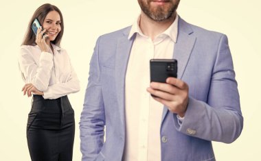 İş adamları e-posta için telefon kullanıyor. Ofiste iş görüşmesi. İş görüşmesi çağrısı. İş arkadaşına telefon et. Telefonla iletişim kuran iş adamları beyazdan izole edilmiş..