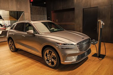 New York, ABD - 05 Ağustos 2023: Genesis Electrified GV70 elektrikli araç galeri, yan görünüm şarj.