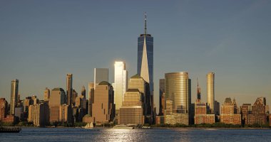 New York şehri. New York 'un gökdelen binası. Kentsel mimari. Manhattan ve Hudson River şehir merkezinde. Metropolitan şehir manzarası. New York şehir merkezi. Manhattan gün batımında ufuk çizgisi. Birleşik Devletler.