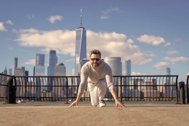 Başlangıçta spor koşucusu. Hızlı koşucu açık havada koşmaya başlıyor. Kaçak başladı. New York 'ta koşuya başlamak için hazır bir atlet. Yarışmaya hazır..