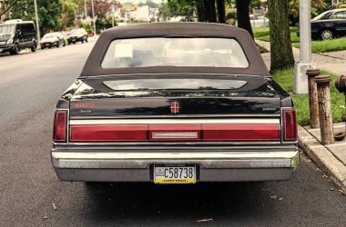 New York City, ABD - 26 Ağustos 2023: Lincoln Town Araba Üstü açılabilir Araç Retro tarzı,.