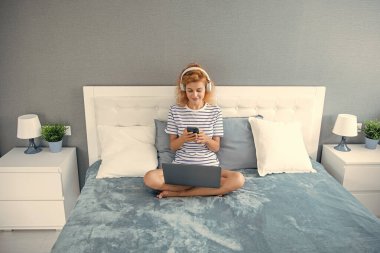 Telefonda gülümseyen kız sohbeti. Evde telefonla konuşan bir kız. Kulaklıklı kızın telefon konuşması..