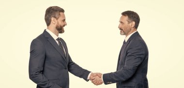 İki işadamı anlaşmadan sonra tokalaşıyor. İş anlaşmasında başarılı bir anlaşma. Beyazlar üzerinde izole iş adamları. Ortaklık kavramı. iş anlaşması.